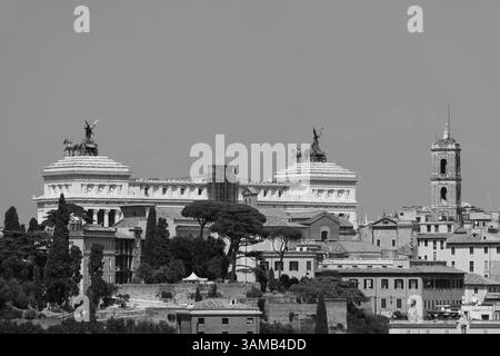 Vue panoramique depuis le jardin d'orangers sur la colline de l'Aventin sur la colline du capitole à rome, italie Banque D'Images