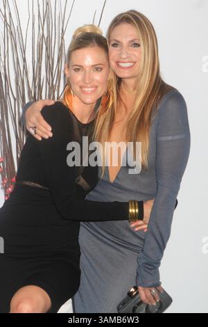 12 mars 2014 - New York, New York, États-Unis - KRISTEN TAEKMAN et HEATHER THOMSON s'enlacent lors de la première saison de 'The Real Housewives of New York City' au Tokya Sushi. (Crédit image : © John Barrett/Globe photos/ZUMAPRESS.com) Banque D'Images