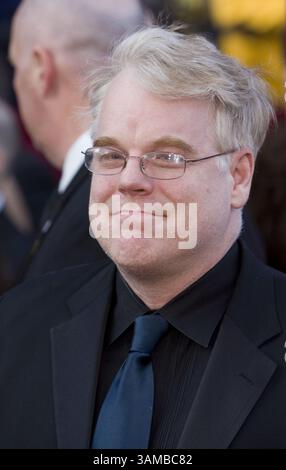 24 février 2008 - Hollywood, Californie, U. S - L'acteur Philip Seymour Hoffman, lauréat d'un Academy Award, a été retrouvé mort d'une overdose apparente de drogue par un associé peu après 11h30 heure de l'est dans son appartement de Greenwich Village à New York le dimanche 2 février 2014. DOSSIER : Philip Seymour Hoffman arrive pour la 80e cérémonie des Oscars au Kodak Theatre de Los Angeles, Californie, le dimanche 24 février 2008. ADRIAN SANCHEZ-GONZALEZ/PI (crédit image : © Prensa Internacional/ZUMAPRESS.com) Banque D'Images