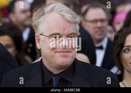 24 février 2008 - Hollywood, Californie, U. S - L'acteur Philip Seymour Hoffman, lauréat d'un Academy Award, a été retrouvé mort d'une overdose apparente de drogue par un associé peu après 11h30 heure de l'est dans son appartement de Greenwich Village à New York le dimanche 2 février 2014. DOSSIER : Philip Seymour Hoffman arrive pour la 80e cérémonie des Oscars au Kodak Theatre de Los Angeles, Californie, le dimanche 24 février 2008. ADRIAN SANCHEZ- GONZALEZ/PI (crédit image : © Prensa Internacional/ZUMAPRESS.com) Banque D'Images