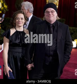 22 février 2009 - Hollywood, Californie, U. S - L'acteur Philip Seymour Hoffman, lauréat d'un Academy Award, a été retrouvé mort d'une overdose apparente de drogue par un associé peu après 11h30 heure de l'est dans son appartement de Greenwich Village à New York le dimanche 2 février 2014. DOSSIER : Philip Seymour Hoffman et son invité arrivent à la 81e cérémonie annuelle des Academy Awards au Kodak Theatre à Hollywood, Californie, le dimanche 22 février 2009. (Crédit image : © Prensa Internacional/ZUMAPRESS.com) Banque D'Images