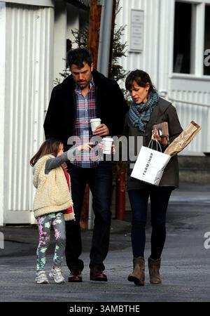 6 février 2014 - la, CA, États-Unis - les acteurs Ben Affleck et Jennifer Garner marchent avec leur fille Seraphina le 6 février 2014 à LOS ANGELES (crédit image : © Niko/Ace Pictures/ZUMAPRESS.com) Banque D'Images