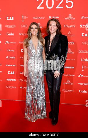 Die britische Schauspielerin Elizabeth Hurley Liz Hurley und ihr Sohn Schauspieler Damian Hurley auf dem Roten Teppich BEI der Verleihung der SPA Awards 2025 im Steigenberger Grandhotel & Spa Petersberg in Königswinter BEI Bonn. Königswinter, 12.04.2025 NRW Deutschland *** L'actrice britannique Elizabeth Hurley Liz Hurley et son fils acteur Damian Hurley sur le tapis rouge lors de la cérémonie des SPA Awards 2025 au Steigenberger Grandhotel Spa Petersberg à Königswinter près de Bonn Königswinter, 12 04 2025 NRW Germany Copyright : xChristophxHardtx Banque D'Images