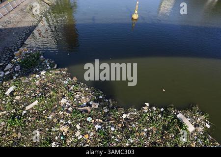 Vue aérienne de haut en bas des déchets polluant la rivière Saigon à Ho Chi Minh ville, Vietnam. Banque D'Images