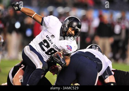 26 décembre 2013 San Diego, CA. Joey DeMartino #28 court dans le quatrième quart-temps lors du match de football Poinsettia Bowl College opposant les Aggies de l'Utah et les Huskies du nord de l'Illinois au Qualcomm Stadium de San Diego, Californie..les Aggies de l'Utah battent les Huskies du nord de l'Illinois 21-14.Louis Lopez/CSM(Credit image : © Louis Lopez/Cal Sport Media/ZUMAPRESS.com) Banque D'Images