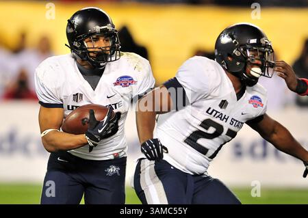 26 décembre 2013 San Diego, CA. Joey DeMartino #28 court dans le quatrième quart-temps lors du match de football Poinsettia Bowl College opposant les Aggies de l'Utah et les Huskies du nord de l'Illinois au Qualcomm Stadium de San Diego, Californie..les Aggies de l'Utah battent les Huskies du nord de l'Illinois 21-14.Louis Lopez/CSM(Credit image : © Louis Lopez/Cal Sport Media/ZUMAPRESS.com) Banque D'Images