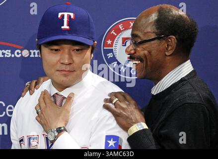 Dec. 27, 2013 - Arlington, Texas, États-Unis - SHIN-SOO CHOO des Texas Rangers, à gauche, est accueilli par le manager des Rangers RON WASHINGTON alors que l'équipe présentait l'agent libre récemment signé outfielder au Rangers Ballpark. (Crédit image : © Ron Jenkins/MCT/ZUMAPRESS.com) Banque D'Images
