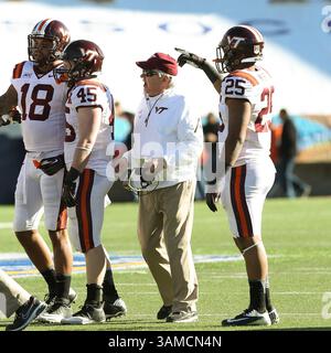 31 décembre 2013 - El Paso, TX, États-Unis d'Amérique - 31 décembre 2013 : Frank Beamer, entraîneur-chef de Virginia Tech, lors du match de football du Sun Bowl entre les Bruins de l'UCLA et les Hokies de Virginia Tech à El Paso, Texas. Kyle Okita/CSM(image crédit : © Kyle Okita/Cal Sport Media/ZUMAPRESS.com) Banque D'Images