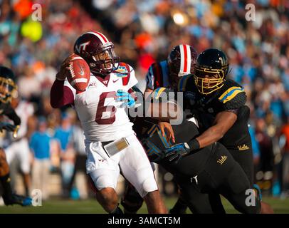 Dec. 31, 2013 - El Paso, TX, États-Unis d'Amérique - 31 décembre 2013 El Paso, TX...UCLA Defensive Tackle (97) Kenny Clark s'attaque au quart-arrière Viginia Tech (6) Mark Leal. Les Bruins de l'UCLA ont battu les Virginia Tech Hokies 42-12 le mardi 31 décembre 2013 au Hyundai Rose Bowl à Pasadena, en Californie. (Crédit obligatoire : Juan Lainez / MarinMedia.org / Cal Sport Media) (photographe complet, et crédit requis)(crédit image : © Juan Lainez / Marinmedia. Org / Cal Sport Media / Cal Sport Media / ZUMAPRESS.com) Banque D'Images