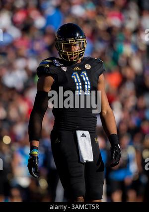 Dec. 31, 2013 - El Paso, TX, États-Unis d'Amérique - 31 décembre 2013 El Paso, TX...UCLA linebacker (11) Anthony Barr se prépare pour le prochain match. Les Bruins de l'UCLA ont battu les Virginia Tech Hokies 42-12 le mardi 31 décembre 2013 au Hyundai Rose Bowl à Pasadena, en Californie. (Crédit obligatoire : Juan Lainez / MarinMedia.org / Cal Sport Media) (photographe complet, et crédit requis)(crédit image : © Juan Lainez / Marinmedia. Org / Cal Sport Media / Cal Sport Media / ZUMAPRESS.com) Banque D'Images