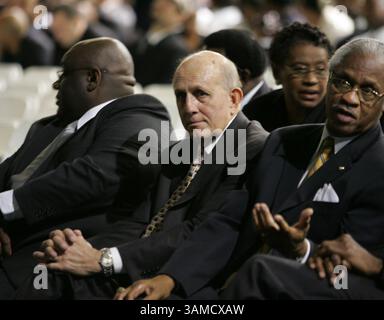 9 mai 2000 - L'ancien entraîneur de football de l'Université de Miami, Larry Coker, regarde une vidéo des faits saillants de Sean Taylor avant le début des funérailles de Sean Taylor à la PharMed Arena sur le campus de l'Université internationale de Floride, le lundi 3 décembre 2007 à Miami, Floride. (Carl juste/Miami Herald/MCT) (image crédit : © Carl juste/MCT/ZUMAPRESS.com) Banque D'Images