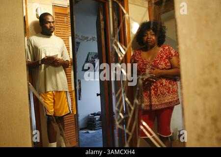 29 août 2007 - Alice Smith, à droite, est photographiée à la maison avec son fils Jamie, âgé de 24 ans, le 28 août 2007, dans le quartier sud de Chicago. Alice a vu Jamie faire des progrès avec la thérapie comportementale et l'intervention précoce, mais comme la plupart des parents d'adultes avec autisme, elle s'est concentrée sur l'ici et maintenant. Une fois, il est entré en éruption, brisant cette paire de portes de placard en miroir près de sa chambre au deuxième étage, les arrachant partiellement de leurs charnières. (Nancy Stone/Chicago Tribune/MCT) (image crédit : © Nancy Stone/MCT/ZUMAPRESS.com) Banque D'Images