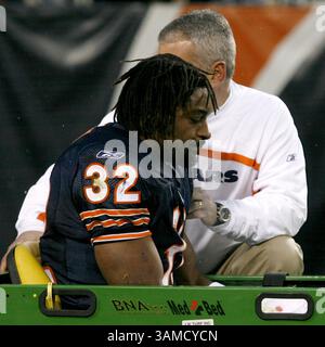 25 novembre 2007 - les Chicago Bears Rack Cedric Benson quitte le match après s'être blessé au deuxième quart-temps contre les Broncos de Denver au Soldier Field à Chicago, Illinois, le dimanche 25 novembre 2007. (Nuccio DiNuzzo/Chicago Tribune/MCT) (image crédit : © Nuccio Dinuzzo/MCT/ZUMAPRESS.com) Banque D'Images