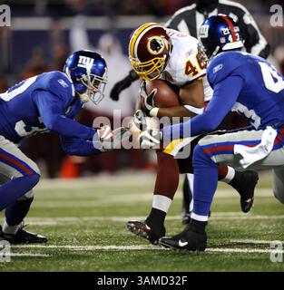 16 décembre 2007 - Ladell Betts des Redskins de Washington charge par l'intermédiaire des défenseurs des Giants de New York Craig Dahl, à gauche, et Michael Johnson pour un touchdown pour le deuxième quart-temps, dimanche 16 décembre 2007, au Giants Stadium d'East Rutherford, New Jersey. Les Redskins ont gagné 22-10. (David L. Pokress/Newsday/MCT) (image de crédit : © David L. Pokress/MCT/ZUMAPRESS.com) Banque D'Images