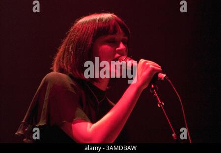 14 avril 2006 - Washington, DC, États-Unis - Helen Marnie du groupe de rock électronique Ladytron se produit à Washington D.C. le vendredi 14 avril 2006. Le groupe est en tournée pour soutenir son dernier album, ''Witching Hour'', et un nouveau CD, ''Extended Play''. (Katherine gaines/KRT) (image crédit : © Katherine gaines/MCT/ZUMAPRESS.com) Banque D'Images