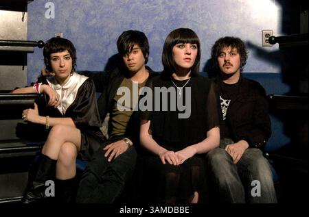 14 avril 2006 - Washington, DC, USA - les membres de Ladytron (de gauche à droite) Mira Aroyo, Reuben Wu, Helen Marnie et Danny Hunt en coulisses avant un concert récent à Washington D.C. le vendredi 14 avril 2006. Le groupe tourne en soutien à son dernier album, ''Witching Hour'', et à son nouveau CD, ''Extended Play''. (Katherine gaines/KRT) (image crédit : © Katherine gaines/MCT/ZUMAPRESS.com) Banque D'Images