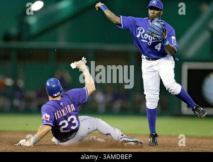 7 juin 2006 - Kansas City, MO, États-Unis - Mark Teixeira (23 ans) des Texas Rangers est forcé de sortir deuxième alors que l'arrêt court Angel Berroa des Kansas City Royals complète le double jeu pour mettre fin à la moitié de la sixième manche des Rangers. Les Rangers battent les Royals 4-2 au Kauffman Stadium de Kansas City, Missouri, le mercredi 7 juin 2006. (John Sleezer/Kansas City Star/KRT) (image crédit : © John Sleezer/MCT/ZUMAPRESS.com) Banque D'Images