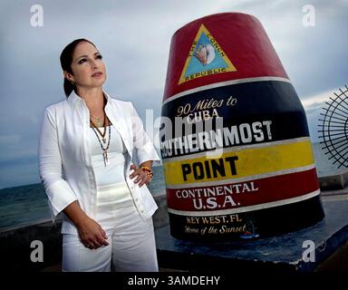 26 août 2007 - Key West, FL, États-Unis - la chanteuse Gloria Estefan visite le marqueur ''90 miles'', qui incarne le thème de son nouvel album, ''90 Millas''. À proximité, elle chante deux chansons de l'album pour l'enregistrement d'une émission de télévision. (Patrick Farrell/Miami Herald/MCT) (image crédit : © Patrick Farrell/MCT/ZUMAPRESS.com) Banque D'Images