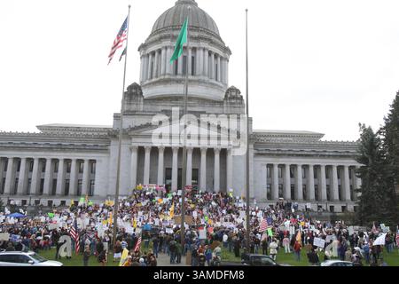 15 avril 2009 - Olympia, WA, USA - des milliers de manifestants sur les marches du Capitole de l'État de Washington à Olympia, Washington, mercredi 15 avril 2009, essayer de repousser les discussions sur l'augmentation des impôts de l'état. (Steve Ringman/Seattle Times/MCT) (image crédit : © Steve Ringman/MCT/ZUMAPRESS.com) Banque D'Images