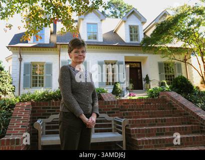 31 octobre 2008 - Charlotte, NC, USA - Elizabeth Keller, une nageoire de maison, a acheté une maison à Sterling Road il y a environ trois ans, puis elle l'a ramenée à la fondation et a reconstruit la maison qu'elle se trouve devant à Myers Park à Charlotte, Caroline du Nord, le 30 octobre 2008. Elle espère maintenant le vendre pour 1,95 millions de dollars et passer à des quartiers temporaires. (Jeff Siner/Charlotte observer/MCT) (image de crédit : © Jeff Siner/MCT/ZUMAPRESS.com) Banque D'Images