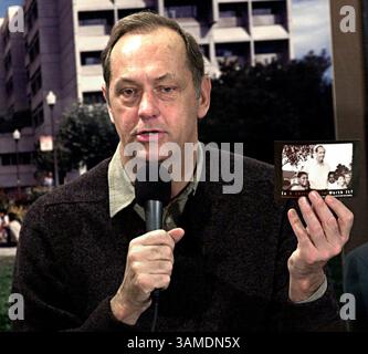 Feb. 29, 2000 - U.S. - KRT US NEWS STOPGGED : PRIMAIRES-BRADLEY KRT PHOTO PAR DAN ROSENSTRAUCH/CONTRA COSTA TIMES (KRT17) SAN FRANCISCO, CALIFORNIE-- parlant aux partisans à l'hôpital général de San Francisco le mardi 29 février 2000, le candidat à la présidence Bill Bradley tient une carte exhortant les partisans à la remplir et à l'envoyer pour l'aider à obtenir de meilleures lois sur le contrôle des armes à feu s'il devient président. (CC) AP PL KD BL 2000 (Vert) (lde) (photos supplémentaires disponibles sur KRT Direct, KRT/PressLink ou sur demande) (crédit image : © Contra Costa Times/mct/ZUMAPRESS.com) Banque D'Images