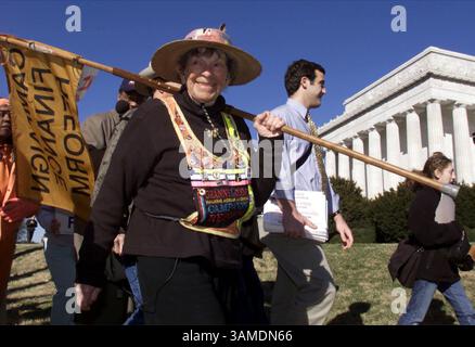 Feb 29, 2000 - États-Unis - KRT US NEWS STORY SLUGGED : GRANNYD KRT PHOTOGRAPHIE PAR CHUCK KENNEDY (KRT11) WASHINGTON, DC, février 29 - Doris Haddock, 90 ans, de Dublin, New Hampshire, connue sous le nom de ''Granny d'' marche devant le Lincoln Memorial, à Washington, DC, vendredi, dans le dernier jour de sa marche à travers le pays pour protester contre la réforme financière de la campagne. Bien que fragile, Haddock a parcouru en moyenne 10 miles par jour lors d'un trek qui a commencé à Los Angeles et se termine aujourd'hui sur les marches du Capitole des États-Unis. (KRT) AP PL BL KD 2000 (HORIZ.) (kn) (photos supplémentaires disponibles sur KRT Direct, KRT/PressLink ou sur demande) (crédit image : © Banque D'Images