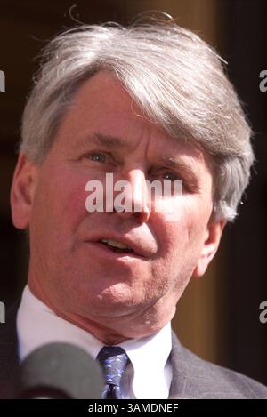 30 mars 2000 - États-Unis - KRT US NEWS STORY SLUGGED : CUBABOY KRT PHOTOGRAPHIE PAR CHUCK KENNEDY/KRT (KRT15) WASHINGTON, DC, mars 30 -- Greg Craig, l'avocat américain représentant le père du survivant du naufrage cubain Elian Gonzalez s'exprime lors d'une conférence de presse à Washington, DC jeudi. Craig a déclaré qu'il demandait officiellement un visa américain pour que son client et sa famille viennent aux États-Unis pour obtenir la garde du garçon de 6 ans. (KRT) AP PL BL KD 2000 (HORIZ.) (kn) (image numérique) (photos supplémentaires disponibles sur KRT Direct, KRT/PressLink ou sur demande) (crédit image : © PHOTOGNOSOURCE/mct/ZUMAPRE Banque D'Images
