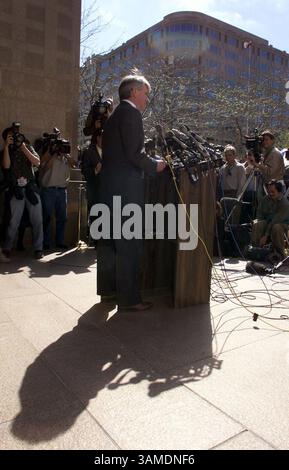30 mars 2000 - États-Unis - KRT US NEWS STOPGGED : CUBABOY KRT PHOTOGRAPHIE PAR CHUCK KENNEDY/KRT (KRT137) WASHINGTON, DC, mars 30 -- Greg Craig, l'avocat américain représentant le père du survivant du naufrage cubain Elian Gonzalez s'exprime lors d'une conférence de presse à Washington, DC jeudi. Craig a déclaré qu'il demandait officiellement un visa américain pour que son client et sa famille viennent aux États-Unis pour obtenir la garde du garçon de 6 ans. (KRT) PL BL KD 2000 (VERT.) (kn) (image numérique) (crédit image : © PHOTOGNOSOURCE/mct/ZUMAPRESS.com) Banque D'Images
