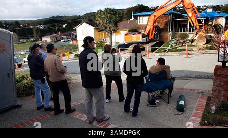 22 mars 2011 - San Bruno, CA, États-Unis - des membres de la famille Vasquez regardent les travailleurs démolir la maison familiale à San Bruno, Californie, le 22 mars 2011. La maison a été endommagée de façon irréversible lors de l'explosion d'un gazoduc. La famille envisage de reconstruire. (Gary Reyes/San Jose Mercury News/MCT) (image crédit : © Gary Reyes/MCT/ZUMAPRESS.com) Banque D'Images