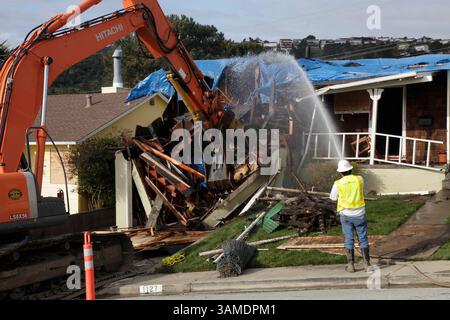 22 mars 2011 - San Bruno, CA, États-Unis - des travailleurs démolissent la maison familiale Vasquez à San Bruno, Californie, le 22 mars 2011. La maison a été endommagée de façon irréversible lors de l'explosion d'un gazoduc. La famille envisage de reconstruire. (Gary Reyes/San Jose Mercury News/MCT) (image crédit : © Gary Reyes/MCT/ZUMAPRESS.com) Banque D'Images