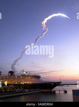 19 mai 2000 - États-Unis - KRT US NEWS STORY SLUGGED : SHUTTLE KRT PHOTOGRAPHIE PAR RED HUBER/ORLANDO SENTINEL (KRT) CAPE CANAVERAL, FLORIDE, 19 MAI -- la navette spatiale Atlantis décolle de Cape Canaveral, Floride le 19 mai, s'élevant au-dessus du bateau de croisière Disney Magic amarré à son terminal de Port Canaveral. C'était la quatrième tentative de la NASA d'envoyer la navette dans l'espace. Trois tentatives de lancement précédentes ont été effacées en raison de conditions météorologiques défavorables. (OR) PL KD 2000 (Vert) (MvW) -- PAS DE MAGS, PAS DE VENTES (crédit image : © Orlando Sentinel/mct/ZUMAPRESS.com) Banque D'Images