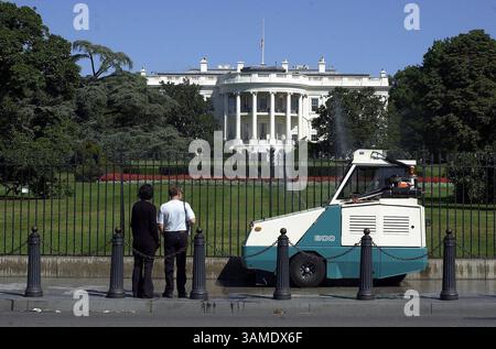 11 novembre 1999 - Etats-Unis - KRT US NEWS STORY SLUGGED : ATTACKS-WASHINGTON KRT PHOTO PAR JIM BARCUS/KANSAS CITY STAR (16 septembre) WASHINGTON, DC -- la vie revient plus près de la normale à Washington, DC, alors qu'un nettoyeur de rue rase le trottoir autour de la Maison Blanche dimanche 16 septembre 2001. (KC) NC KD BL 2001 (Horiz) (gsb) (image crédit : © Kansas City Star/mct/ZUMAPRESS.com) Banque D'Images