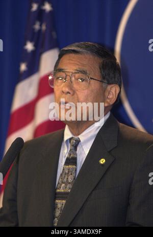 11 novembre 1999 - Etats-Unis - KRT US NEWS STOPGGED : ATTACKS-AVIATION KRT PHOTO PAR JIM BARCUS/KANSAS CITY STAR (16 septembre) WASHINGTON, DC -- le secrétaire aux Transports Norman Mineta annonce la création de deux groupes de travail pour examiner la sécurité aérienne dimanche 16 septembre 2001. (KC) NC KD BL 2001 (Vert) (gsb) (image crédit : © Kansas City Star/mct/ZUMAPRESS.com) Banque D'Images
