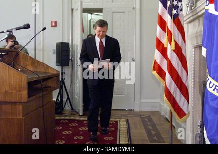 13 novembre 2000 - États-Unis - KRT US NEWS STORY SLUGGED : MCVEIGH KRT PHOTOGRAPHIE DE CHUCK KENNEDY (11 mai) WASHINGTON, DC - le procureur général John Ashcroft s'approche du podium avant d'annoncer qu'il retardera l'exécution de Timothy McVeigh d'un mois, lors d'une conférence de presse le vendredi 11 mai 2001. Ashcroft a déclaré qu'il y aurait une enquête sur la découverte que des milliers de pages de documents liés à l'affaire n'ont pas été remises aux avocats de McVeigh avant cette semaine. (KRT) NC KD BL 2001 (Horiz) (crédit image : © PHOTOGNOSOURCE/mct/ZUMAPRESS.com) Banque D'Images