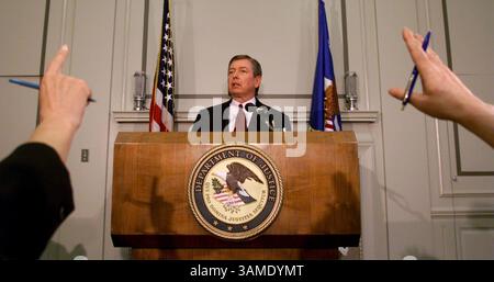 13 novembre 2000 - États-Unis - (KRT12) KRT US NEWS STOPGGED : MCVEIGH KRT PHOTOGRAPHIE DE CHUCK KENNEDY (11 mai) WASHINGTON, DC - le procureur général John Ashcroft répond aux questions lors d'une conférence de presse au cours de laquelle il a annoncé qu'il retardait l'exécution de Timothy McVeigh d'un mois. Ashcroft a déclaré qu'il y aurait une enquête sur la découverte que des milliers de pages de documents liés à l'affaire n'ont pas été remises aux avocats de McVeigh avant cette semaine. (KRT) AP NC KD BL 2001 (Horiz) (photos supplémentaires disponibles sur KRT Direct, KRT/Newscom ou sur demande) (image de crédit : © PHOTOGNOSO Banque D'Images