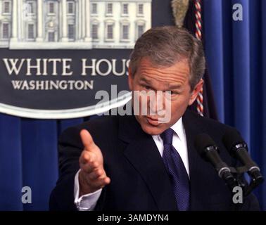13 novembre 2000 - États-Unis - (KRT13) KRT US NEWS STOLLED : BUSH KRT PHOTOGRAPHIE DE CHUCK KENNEDY (11 mai) WASHINGTON, DC - lors d'une conférence de presse, vendredi 11 mai 2001, le président George W. Bush répond aux questions sur la décision du ministère de la Justice de retarder l'exécution de McVeigh. Minutes plus tôt, le procureur général John Ashcroft a déclaré que l'exécution serait retardée de 30 jours et qu'il y aurait une enquête sur la découverte que des milliers de pages de documents liés à l'affaire n'ont pas été remises aux avocats de McVeigh avant cette semaine. (KRT) AP NC KD BL 2001 (Horiz) (photo supplémentaire Banque D'Images