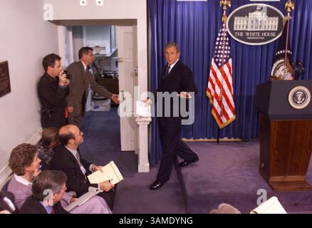13 novembre 2000 - États-Unis - KRT US NEWS STOPGGED : BUSH KRT PHOTOGRAPHIE DE CHUCK KENNEDY (11 mai) WASHINGTON, DC - à la suite d'une conférence de presse, vendredi 11 mai 2001, le président George W. Bush descend du podium après avoir répondu à des questions sur la décision du ministère de la Justice de retarder l'exécution de McVeigh. Minutes plus tôt, le procureur général John Ashcroft a déclaré que l'exécution serait retardée de 30 jours et qu'il y aurait une enquête sur la découverte que des milliers de pages de documents liés à l'affaire n'ont pas été remises aux avocats de McVeigh avant cette semaine. (KRT) NC KD BL 2001 (H Banque D'Images