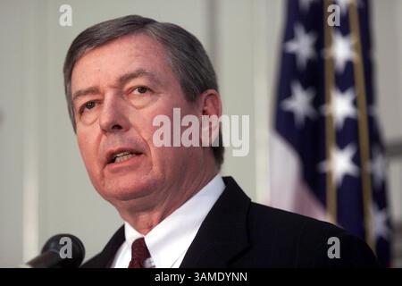 13 novembre 2000 - États-Unis - KRT US NEWS STORY SLUGGED : MCVEIGH KRT PHOTOGRAPHIE DE CHUCK KENNEDY (11 mai) WASHINGTON, DC - le procureur général John Ashcroft annonce qu'il retarde l'exécution de Timothy McVeigh d'un mois, lors d'une conférence de presse le vendredi 11 mai 2001. Ashcroft a déclaré qu'il y aurait une enquête sur la découverte que des milliers de pages de documents liés à l'affaire n'ont pas été remises aux avocats de McVeigh avant cette semaine. (KRT) NC KD BL 2001 (Horiz) (crédit image : © PHOTOGNOSOURCE/mct/ZUMAPRESS.com) Banque D'Images