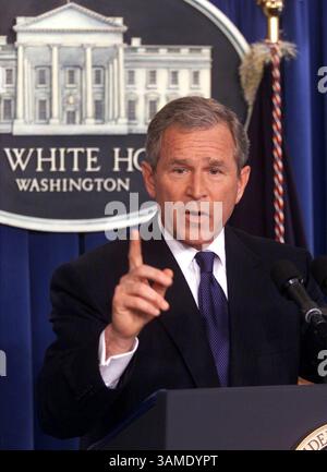 13 novembre 2000 - États-Unis - KRT US NEWS STOPGGED : BUSH KRT PHOTOGRAPHIE DE CHUCK KENNEDY (11 mai) WASHINGTON, D.C. - lors d'une conférence de presse, vendredi 11 mai 2001, le président George W. Bush répond aux questions sur la décision du ministère de la Justice de retarder l'exécution de McVeigh. Minutes plus tôt, le procureur général John Ashcroft a déclaré que l'exécution serait retardée de 30 jours et qu'il y aurait une enquête sur la découverte que des milliers de pages de documents liés à l'affaire n'ont pas été remises aux avocats de McVeigh avant cette semaine. (KRT) NC KD BL 2001 (Horiz) (crédit image : © PHOTOGNOSOU Banque D'Images