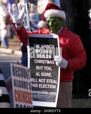 26 novembre 2000 - TIMBRE, États-Unis - KRT NOUVELLES américaines BLOQUÉES : ELN-PRÉSIDENT KRT PHOTOGRAPHIE PAR CHUCK KENNEDY/KRT (novembre 26) WASHINGTON, DC -- les partisans du candidat à la présidence George W. Bush manifestent devant la résidence du vice-président Al Gore à Washington DC le dimanche 26 novembre 2000. (KRT) PL BL KD 2000 (Vert) (MvW) (crédit image : © PHOTOGNOSOURCE/mct/ZUMAPRESS.com) Banque D'Images