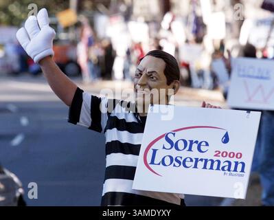 26 novembre 2000 - TIMBRE, États-Unis - KRT NOUVELLES américaines BLOQUÉES : ELN-PRÉSIDENT KRT PHOTOGRAPHIE PAR CHUCK KENNEDY/KRT (novembre 26) WASHINGTON, DC -- les partisans du candidat à la présidence George W. Bush manifestent devant la résidence du vice-président Al Gore à Washington DC le dimanche 26 novembre 2000. (KRT) PL BL KD 2000 (horiz) (Mvw) (image de crédit : © PHOTOGNOSOURCE/mct/ZUMAPRESS.com) Banque D'Images