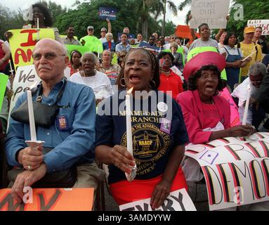 26 novembre 2000 - TIMBRE, États-Unis - KRT NOUVELLES américaines BLOQUÉES : ELN-PRÉSIDENT KRT PHOTO PAR CARL JUSTE/MIAMI HERALD (SUN SENTINEL- SOUTH FLORIDA OUT) (novembre 26) MIAMI, FL -- Coconut Grove Lotti personne, au centre, se joint à la veillée de prière et se rallie contre la décision du Miami - Dade démarchage Board de mettre fin au dépouillement. Un groupe d’environ deux cents personnes s’est réuni pour manifester son soutien aux démocrates lors d’un rassemblement au Stephen P. Clark Government Center, dans le centre-ville de Miami, le dimanche 26 novembre 2000. (MI) PL KD BL 2000 (Horiz) (Mvw) -- PAS DE MAGS, PAS DE VENTES (crédit image : © Miami Herald/mct Banque D'Images