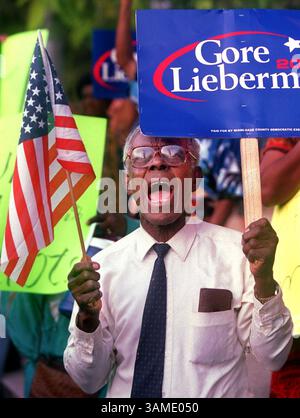 26 novembre 2000 - TIMBRE, États-Unis - KRT NOUVELLES américaines BLOQUÉES : PHOTO DU PRÉSIDENT ELN KRT PAR CARL JUSTE/MIAMI HERALD (SUN SENTINEL- SOUTH FLORIDA OUT) (novembre 26) MIAMI, FL - Jack Anselle, de Miami, Floride, montre son soutien aux démocrates lors d'un rassemblement au Stephen P. Clark Government Center, dans le centre-ville de Miami, le dimanche 26 novembre 2000. Environ deux cents personnes se sont rassemblées pour soutenir le billet Gore/Liberman. (MI) PL KD BL 2000 (Vert) (MvW) -- PAS DE MAGS, PAS DE VENTES (crédit image : © Miami Herald/mct/ZUMAPRESS.com) Banque D'Images