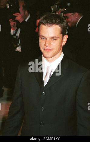 25 mars 2001 - États-Unis - KRT STAND ALONE ENTERTAINMENT PHOTO SLUGGED : OSCARPARTY KRT PHOTO BY ZAP2IT.COM (mars 29) Matt Damon arrive à la soirée Vanity Fair après la télédiffusion des Academy Awards dimanche 25 mars 2001. (KRT) PL KD BL 2001 (Vert) (gsb) (crédit image : © PHOTOGNOSOURCE/mct/ZUMAPRESS.com) Banque D'Images