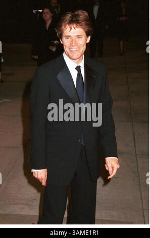 25 mars 2001 - États-Unis - KRT STAND ALONE ENTERTAINMENT PHOTO SLUGGED : OSCARPARTY KRT PHOTO BY ZAP2IT.COM (mars 29) Willem Dafoe arrive à la soirée Vanity Fair après la diffusion des Oscars dimanche 25 mars 2001. (KRT) PL KD BL 2001 (Vert) (gsb) (crédit image : © PHOTOGNOSOURCE/mct/ZUMAPRESS.com) Banque D'Images
