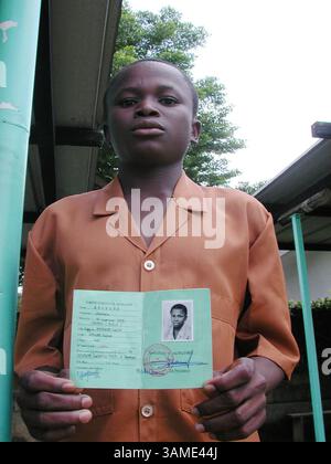 26 juin 2001 - États-Unis - KRT WORLD NEWS STORY SLUGGED : SLAVERY-FOLLOW KRT PHOTOGRAPH BY SUDARSAN RAGHAVAN (juin 26) Jeremie Boudane, 18 ans, tient sa carte d'identité après avoir été faussement détenu dans une récente campagne du gouvernement de Côte d'Ivoire pour éradiquer l'esclavage des enfants dans ses plantations de cacao, à Abidjan, Côte d'Ivoire, le 21 juin 2001. (KRT) NC KD BL 2001 (VERT.) (kn) (crédit image : © PHOTOGNOSOURCE/mct/ZUMAPRESS.com) Banque D'Images