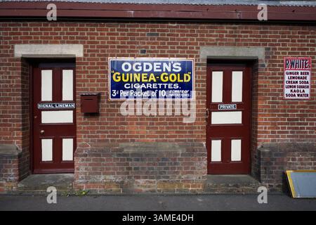 Portes de gare et panneaux publicitaires vintage à Sheffield Park Station - Bluebell Railway - East Sussex UK Banque D'Images