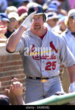 26 juillet 2001 - États-Unis - KRT SPORT STORY SLUGGED : CARDS-CUBS KRT PHOTOGRAPHIE PAR PHIL VELASQUEZ/CHICAGO TRIBUNE (juillet 26) CHICAGO, il -- Mark McGwire salue en direction des propriétaires cardinaux Drew Baur et Nick Kladis après son deuxième coup de circuit en solo lors du match de son équipe contre les Cubs de Chicago le jeudi 26 juillet 2001. (TB) NC KD BL 2001 (Vert) (MV) (crédit image : © Chicago Tribune/mct/ZUMAPRESS.com) Banque D'Images