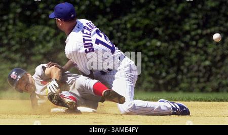 Juillet 26, 2001 - États-Unis - KRT SPORT STORY SLUGGED : CARD-CUBS KRT PHOTOGRAPHIE PAR PHIL VELASQUEZ/CHICAGO TRIBUNE (juillet 26) CHICAGO, il-- le cardinal Fernando Vina est en sécurité à la deuxième base après avoir marqué le champ droit et étiré le coup en double contre les Chicago Cubs dans la sixième manche de leur match le jeudi 26 juillet 2001. (TB) NC KD BL 2001 (Horiz) (Mvw) (image crédit : © Chicago Tribune/mct/ZUMAPRESS.com) Banque D'Images
