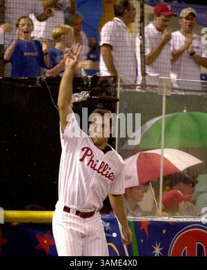 10 août 2001 - États-Unis - HISTOIRE SPORTIVE du KRT SLUGGED : DODGERS-PHILLIES KRT PHOTO PAR CHARLES FOX/PHILADELPHIA INQUIRE (10 août) PHILADELPHIE, PA -- Pat Burrell des Phillies reconnaît la foule après avoir frappé un grand coup de circuit contre les Dodgers de Los Angeles dans la septième manche de leur match le vendredi 10 août 2001. (PH) NC KD BL 2001 (Vert) (MV) (crédit image : © Philadelphia Inquirer/mct/ZUMAPRESS.com) Banque D'Images